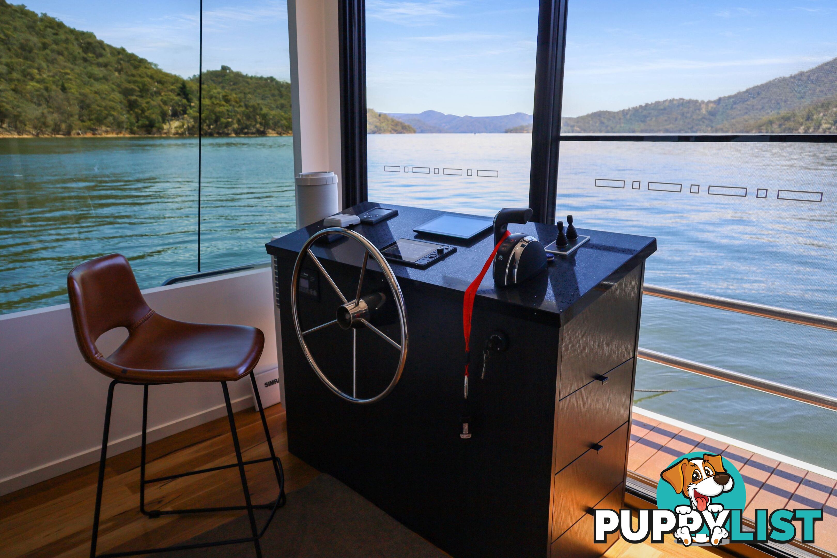 X-BOX Houseboat Holiday Home on Lake Eildon