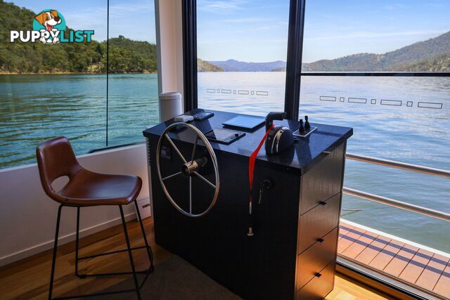 X-BOX Houseboat Holiday Home on Lake Eildon