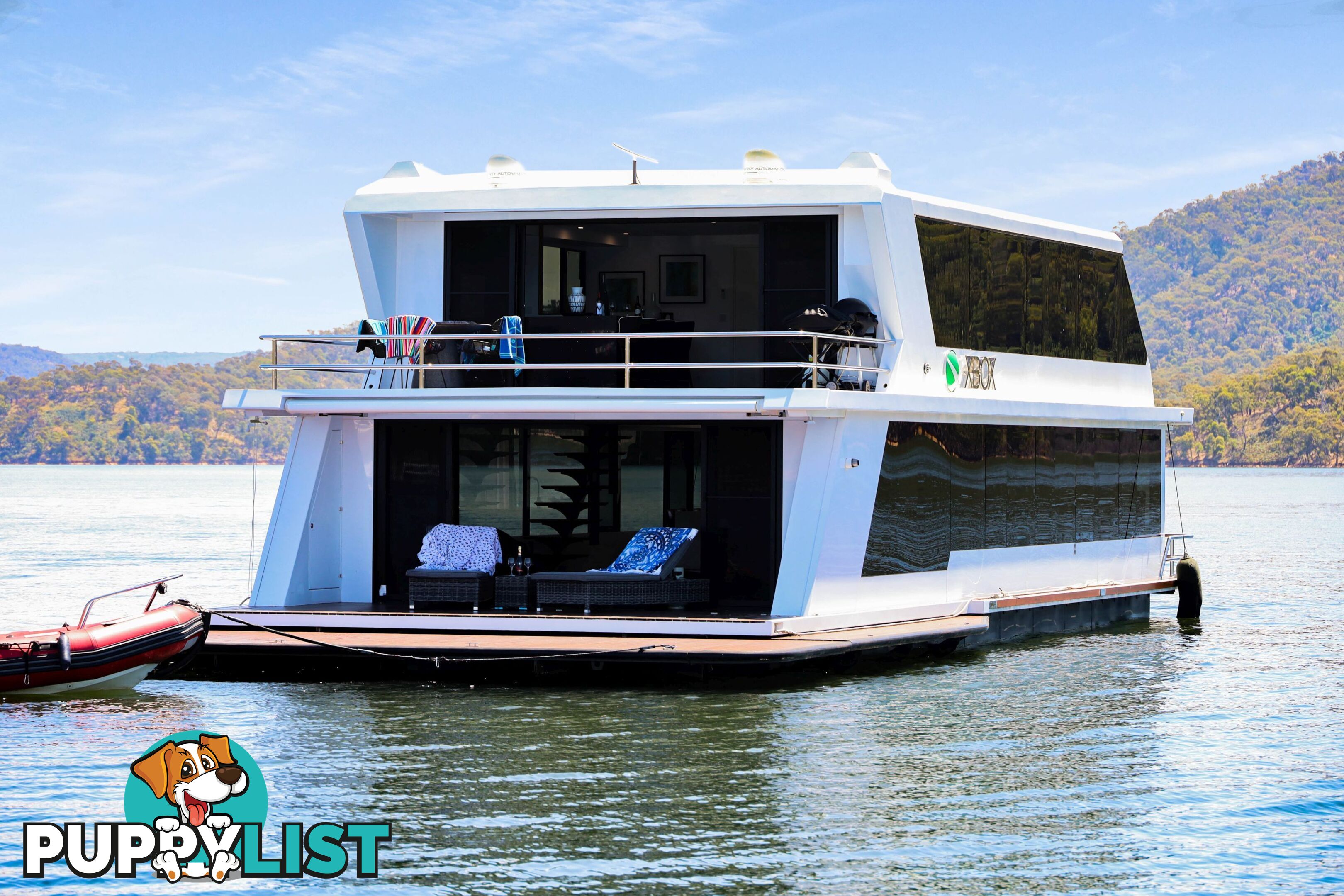 X-BOX Houseboat Holiday Home on Lake Eildon