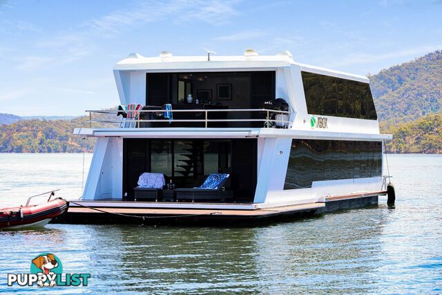 X-BOX Houseboat Holiday Home on Lake Eildon