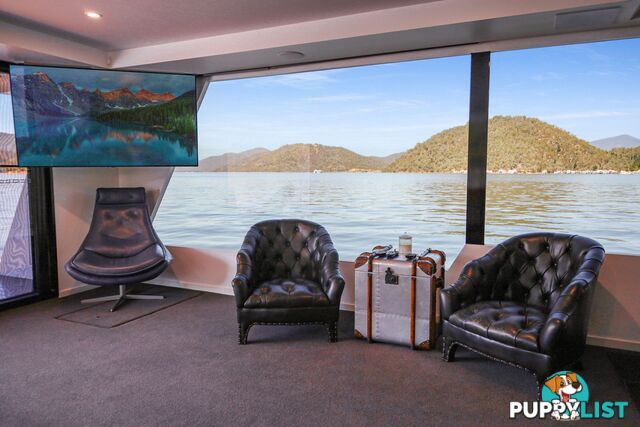 X-BOX Houseboat Holiday Home on Lake Eildon