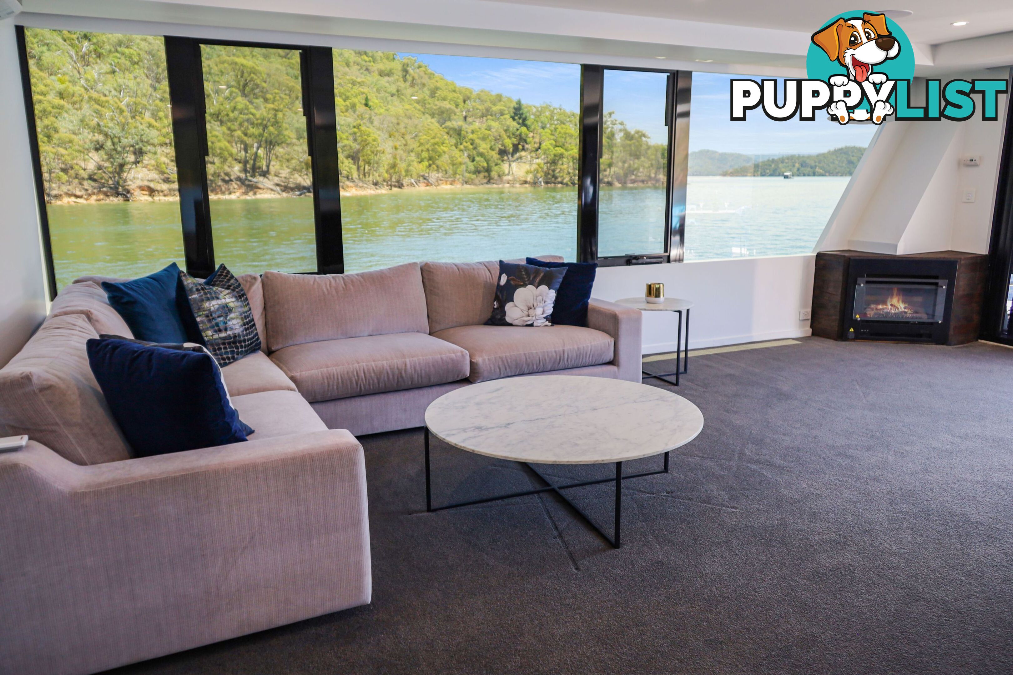 X-BOX Houseboat Holiday Home on Lake Eildon