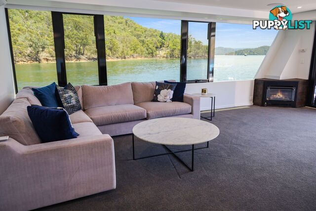 X-BOX Houseboat Holiday Home on Lake Eildon