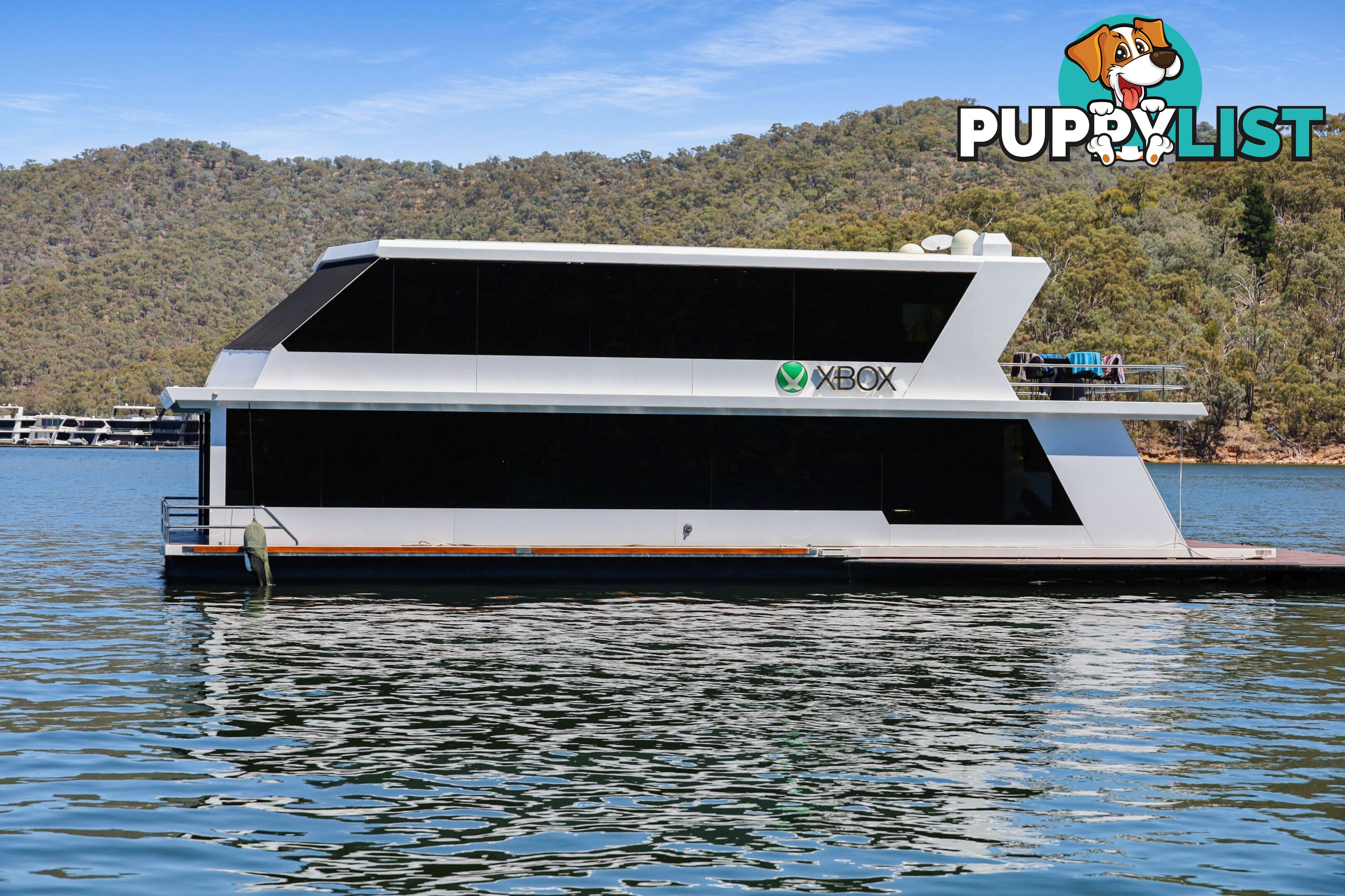 X-BOX Houseboat Holiday Home on Lake Eildon