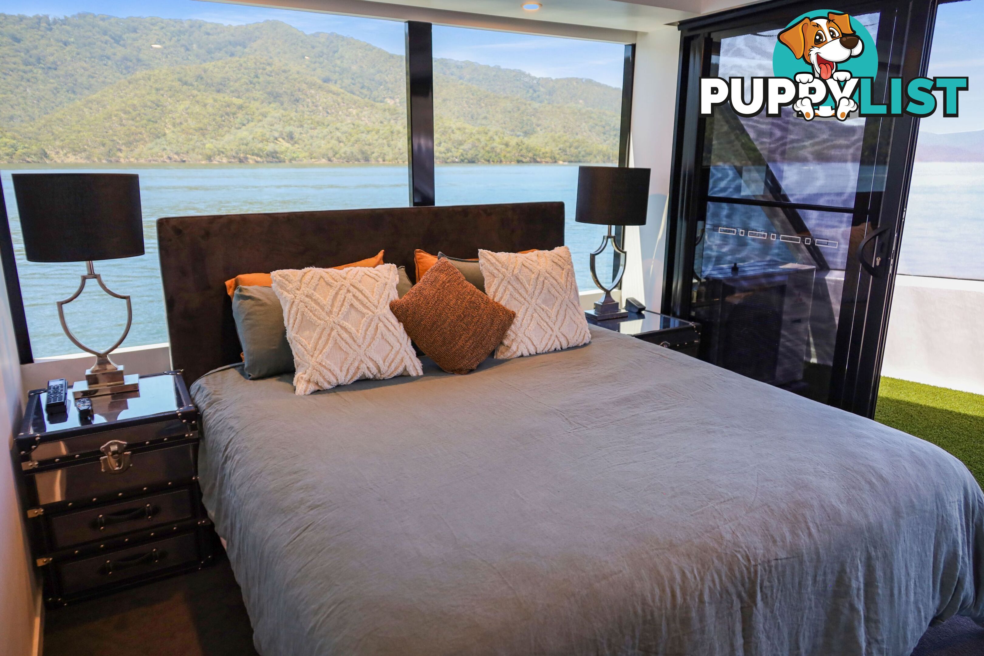 X-BOX Houseboat Holiday Home on Lake Eildon