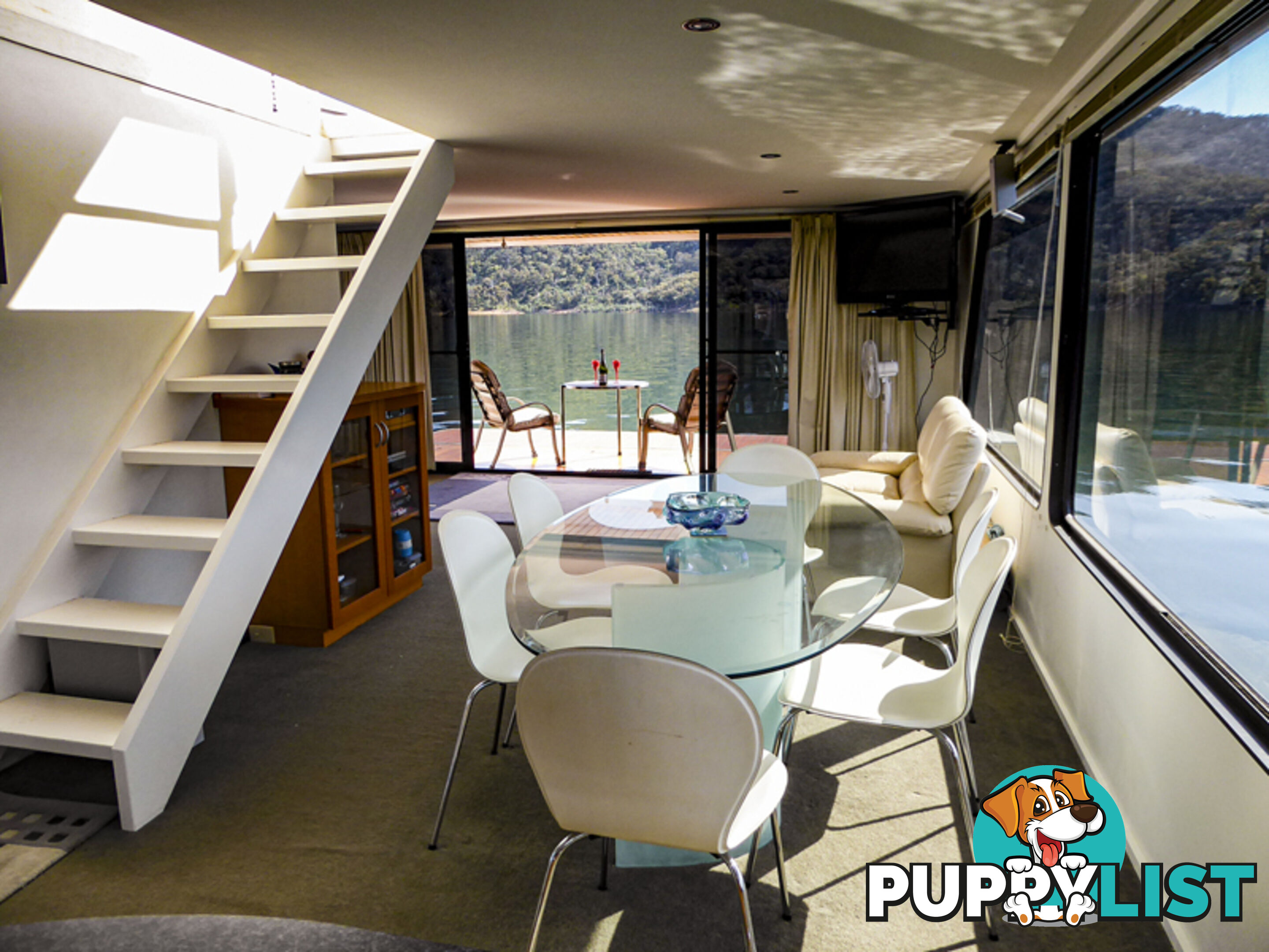 The Edge: Houseboat Holiday Home on Lake Eildon