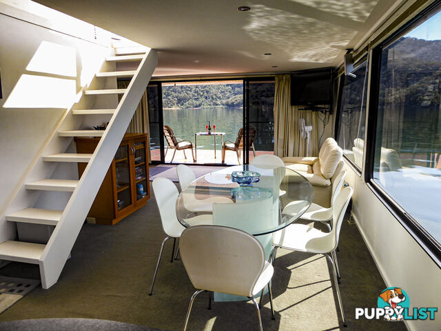 The Edge: Houseboat Holiday Home on Lake Eildon