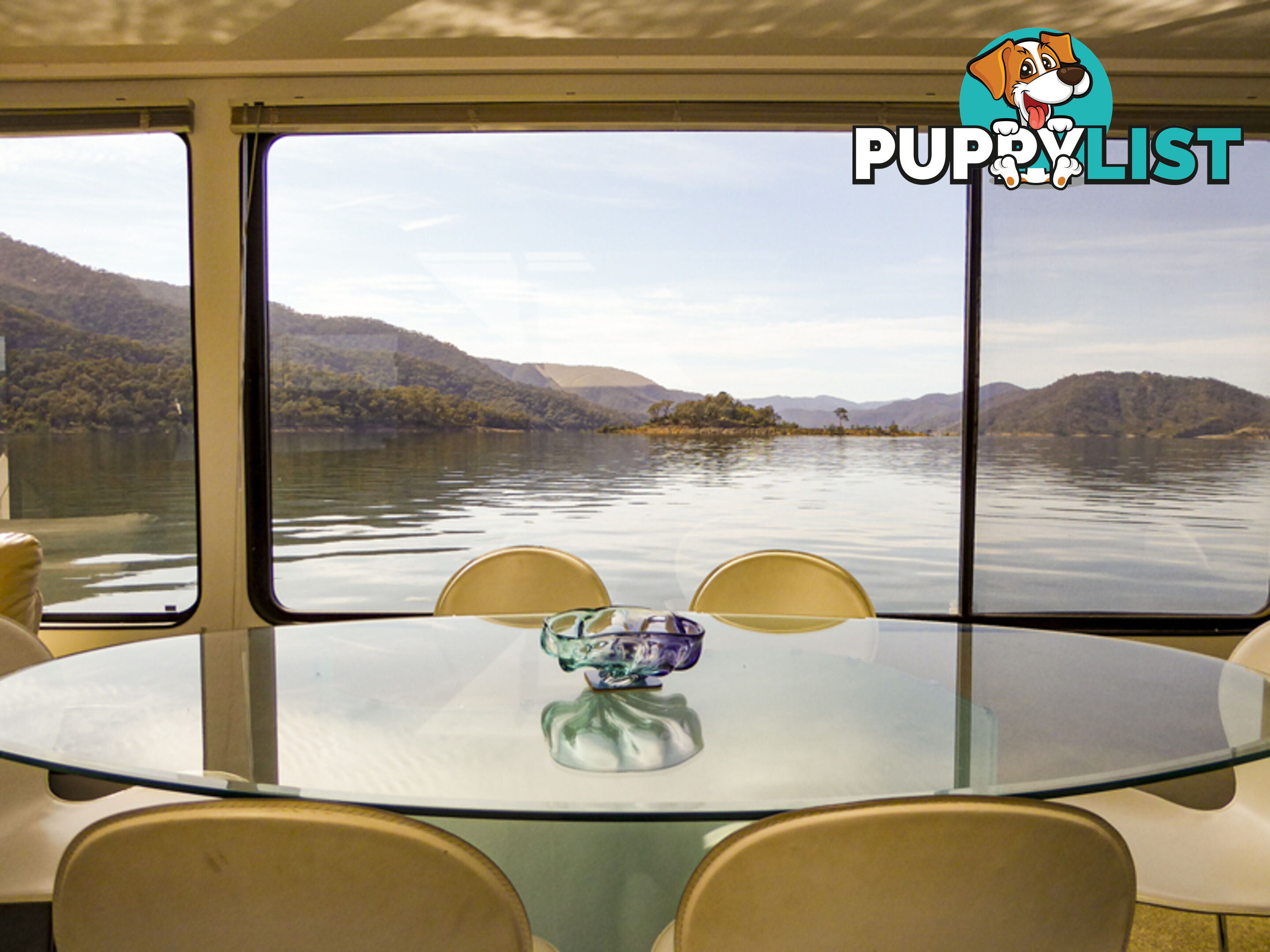 The Edge: Houseboat Holiday Home on Lake Eildon