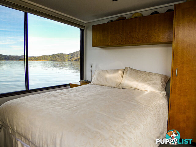 The Edge: Houseboat Holiday Home on Lake Eildon