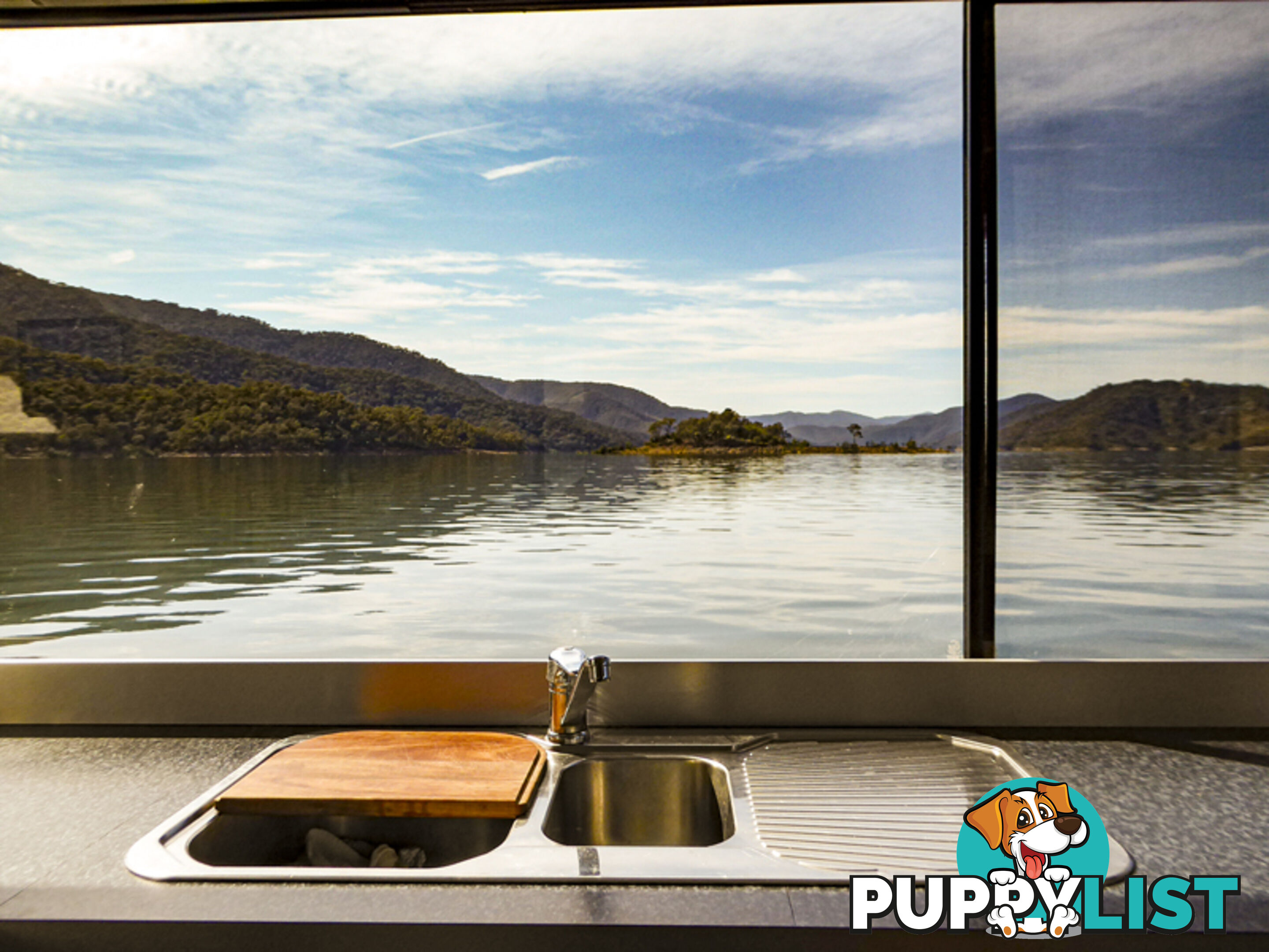 The Edge: Houseboat Holiday Home on Lake Eildon