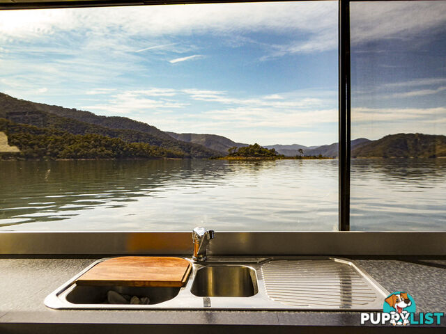 The Edge: Houseboat Holiday Home on Lake Eildon