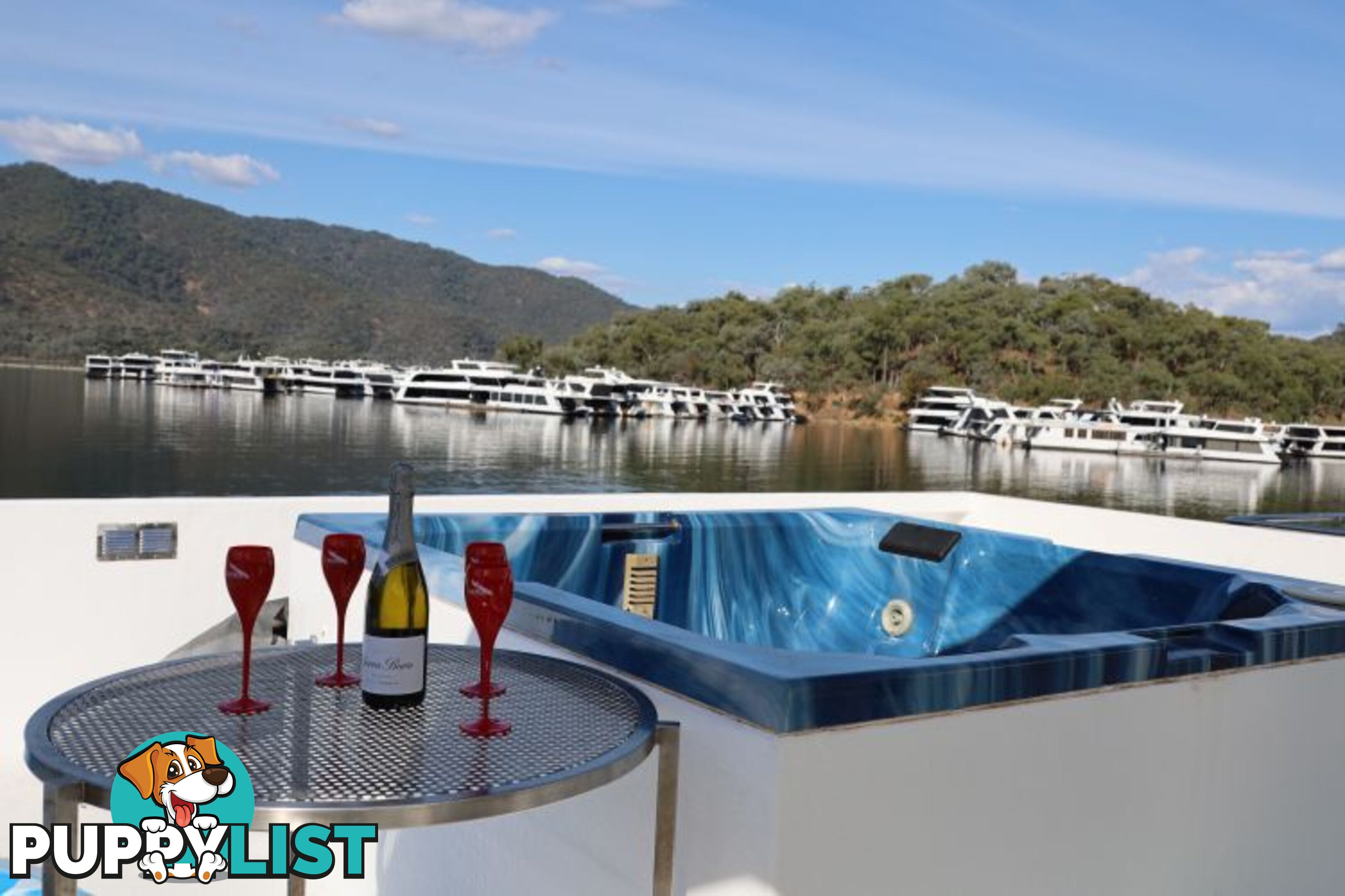 The Edge: Houseboat Holiday Home on Lake Eildon