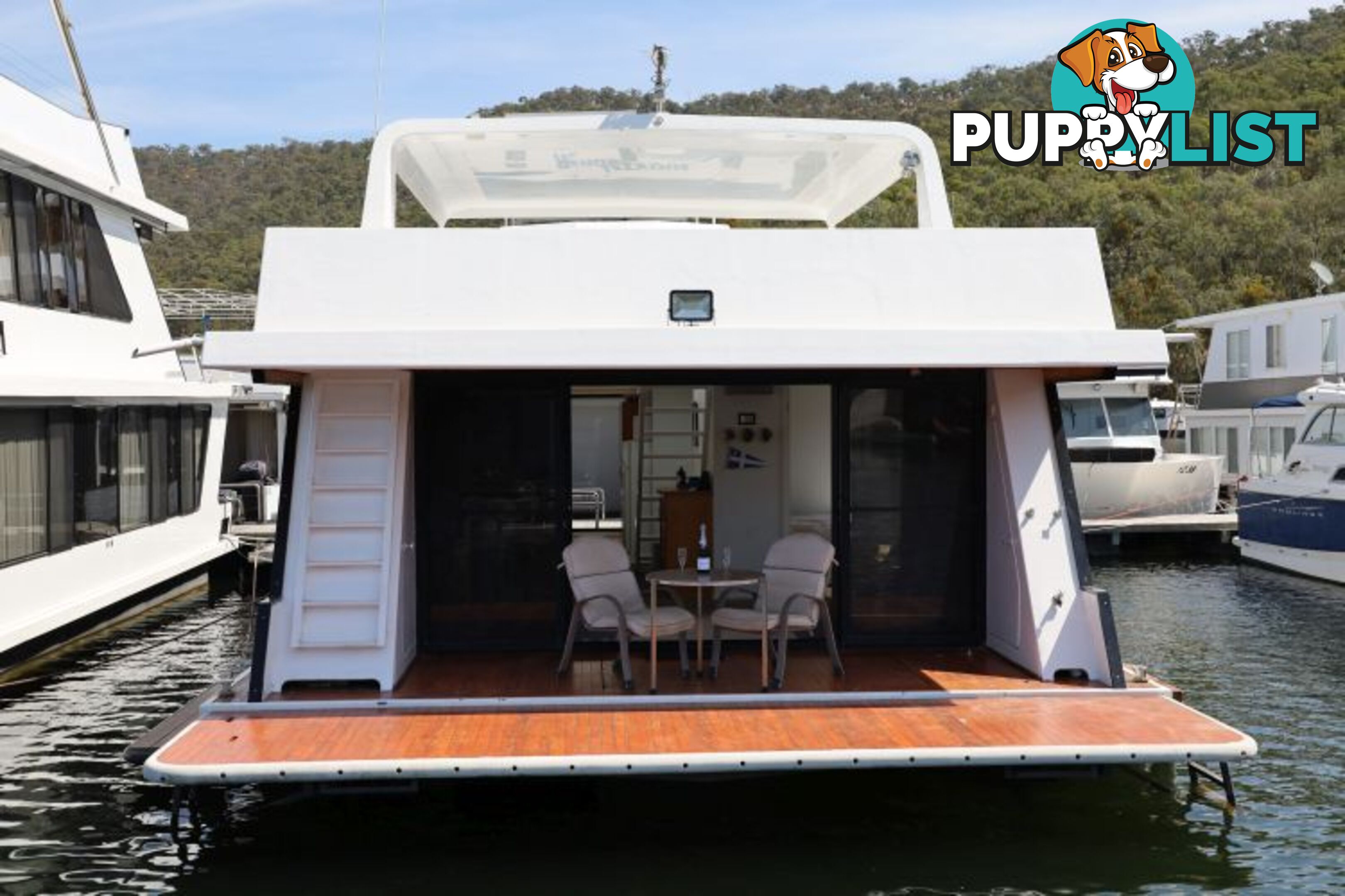 The Edge: Houseboat Holiday Home on Lake Eildon