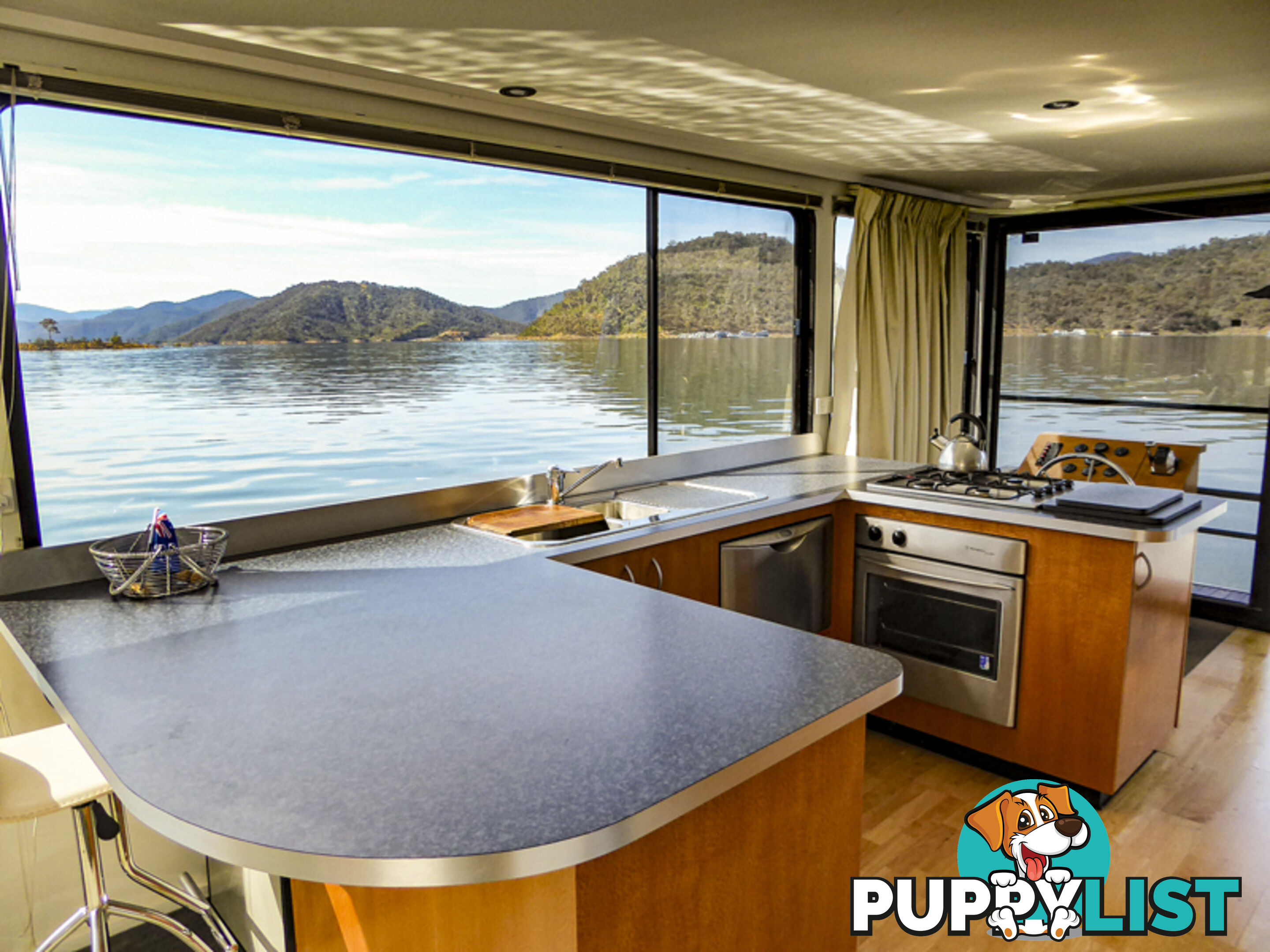 The Edge: Houseboat Holiday Home on Lake Eildon