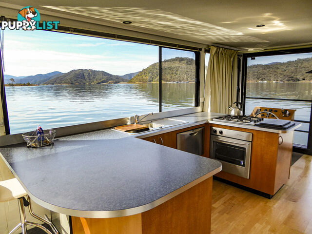 The Edge: Houseboat Holiday Home on Lake Eildon