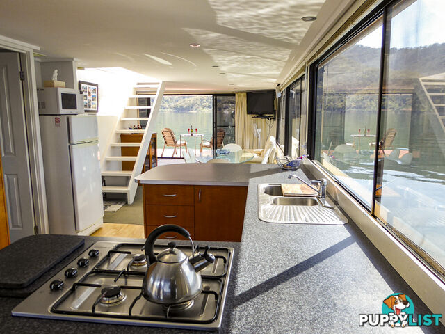 The Edge: Houseboat Holiday Home on Lake Eildon