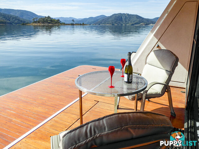 The Edge: Houseboat Holiday Home on Lake Eildon