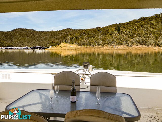 The Edge: Houseboat Holiday Home on Lake Eildon