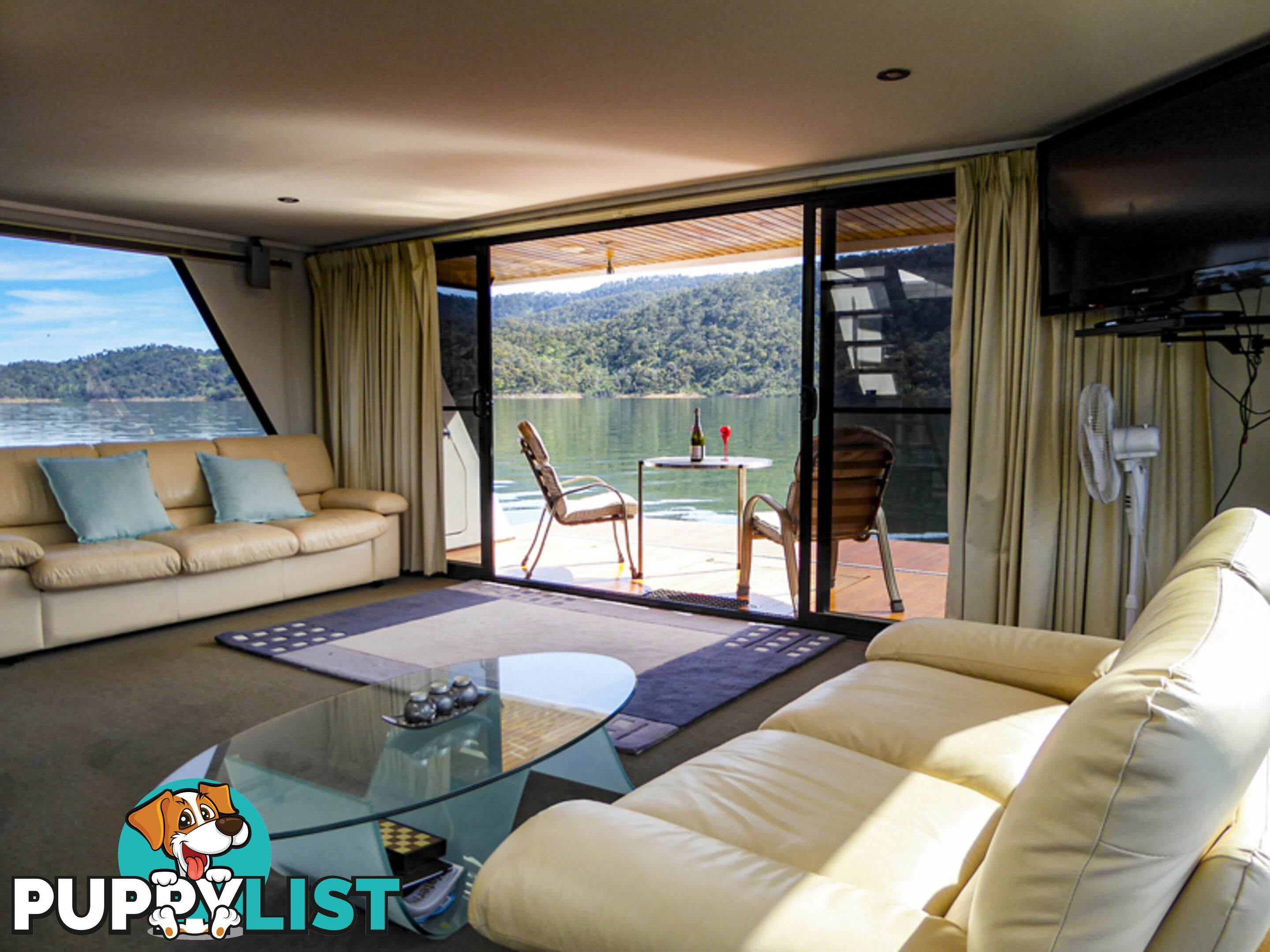 The Edge: Houseboat Holiday Home on Lake Eildon