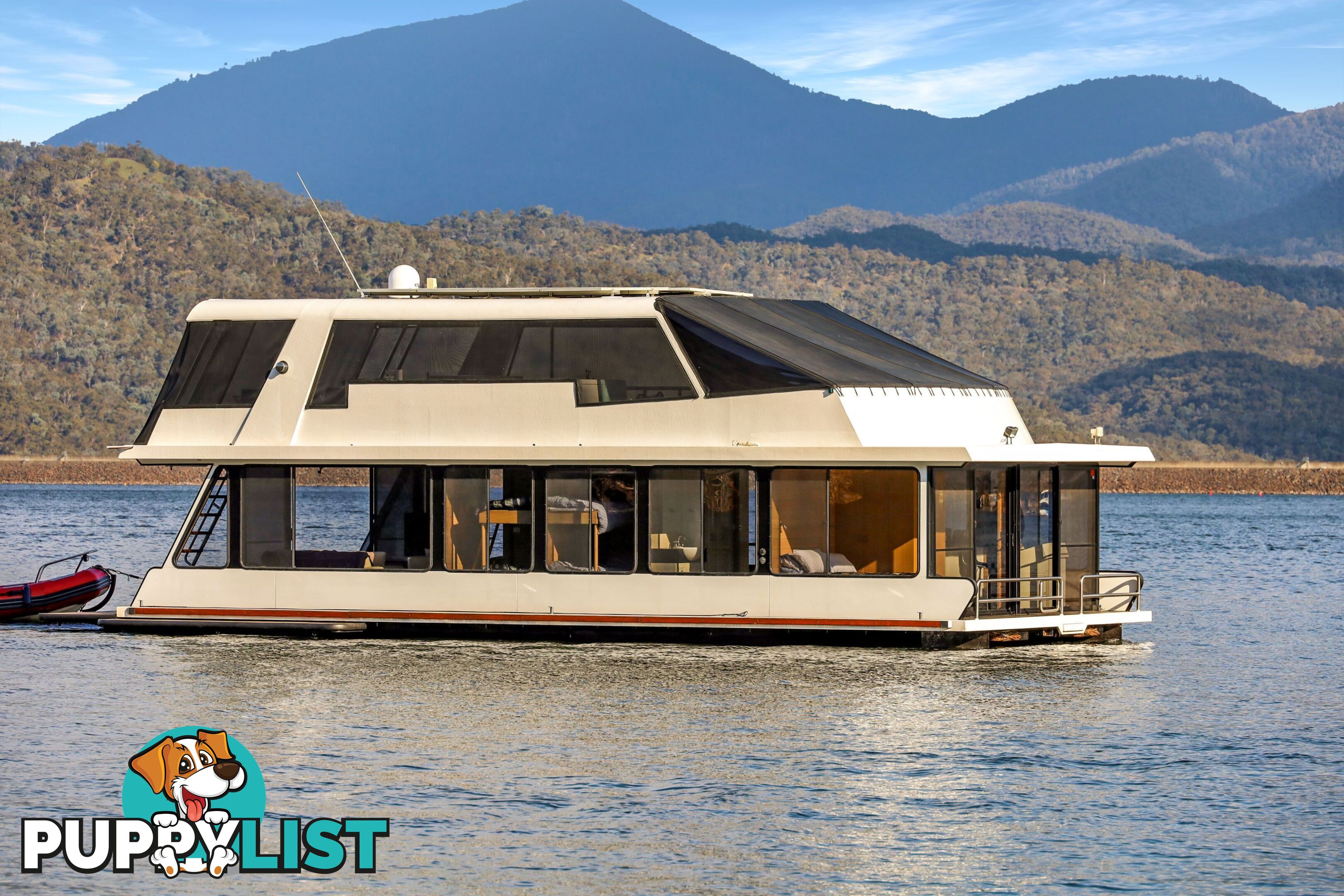 Minshadem Houseboat Holiday Home on Lake Eildon