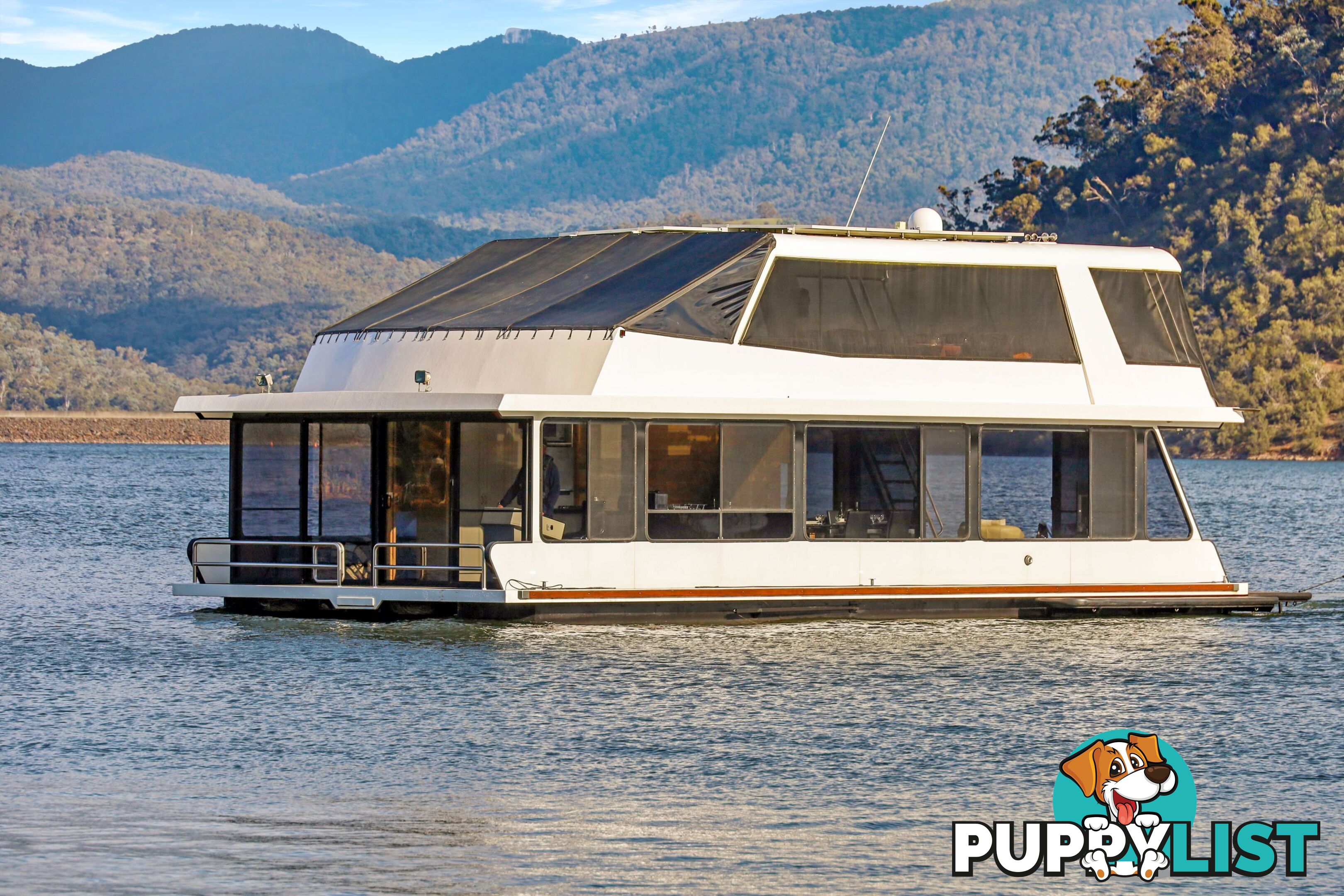 Minshadem Houseboat Holiday Home on Lake Eildon