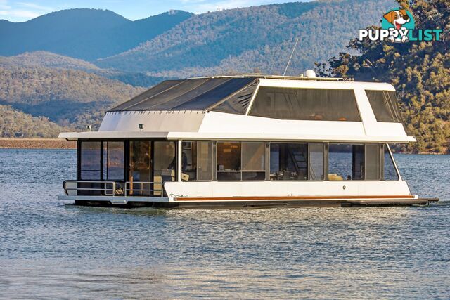 Minshadem Houseboat Holiday Home on Lake Eildon