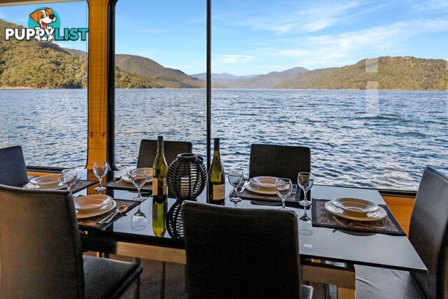 Minshadem Houseboat Holiday Home on Lake Eildon