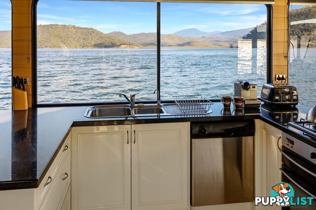 Minshadem Houseboat Holiday Home on Lake Eildon