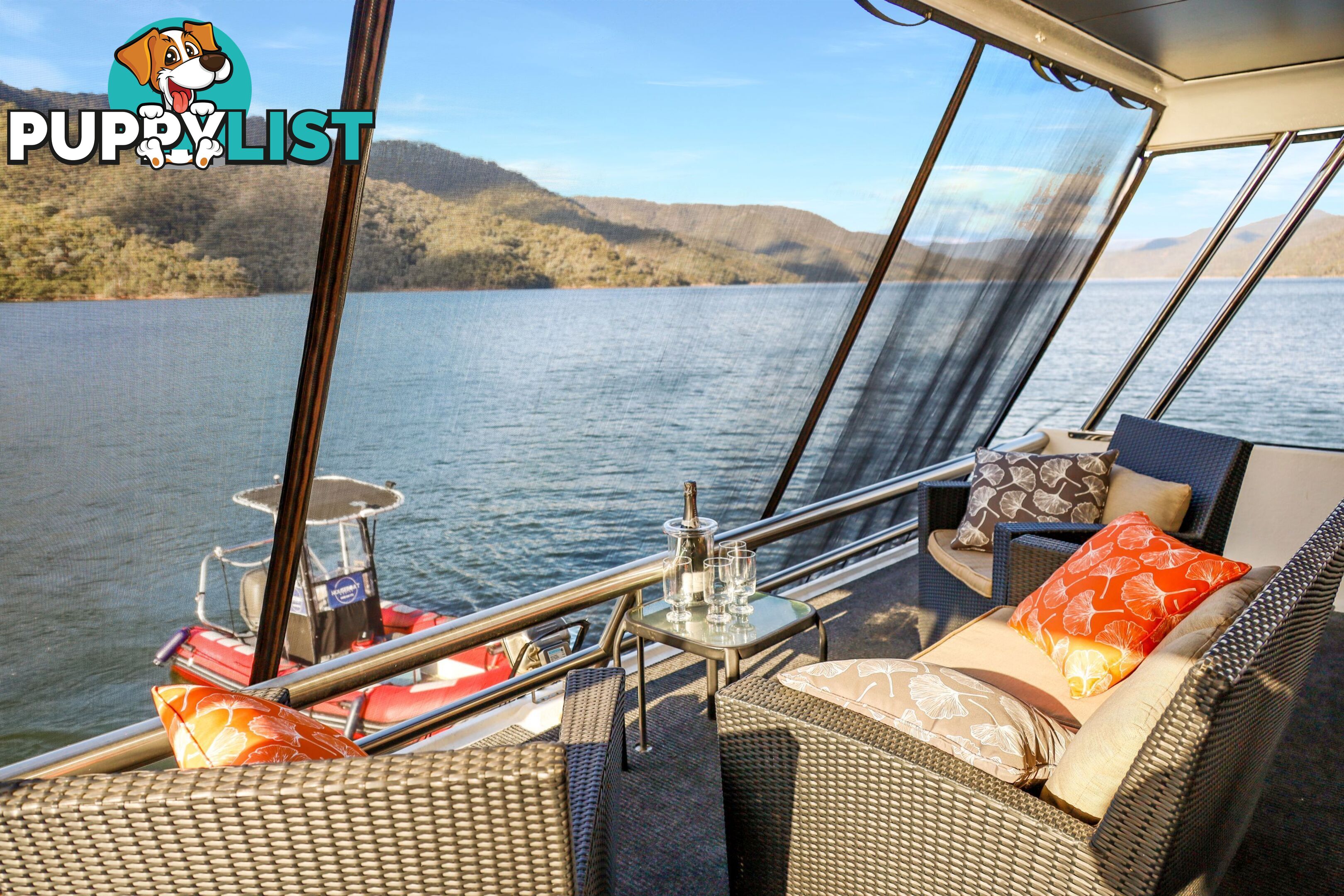 Minshadem Houseboat Holiday Home on Lake Eildon