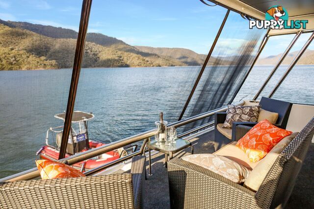 Minshadem Houseboat Holiday Home on Lake Eildon