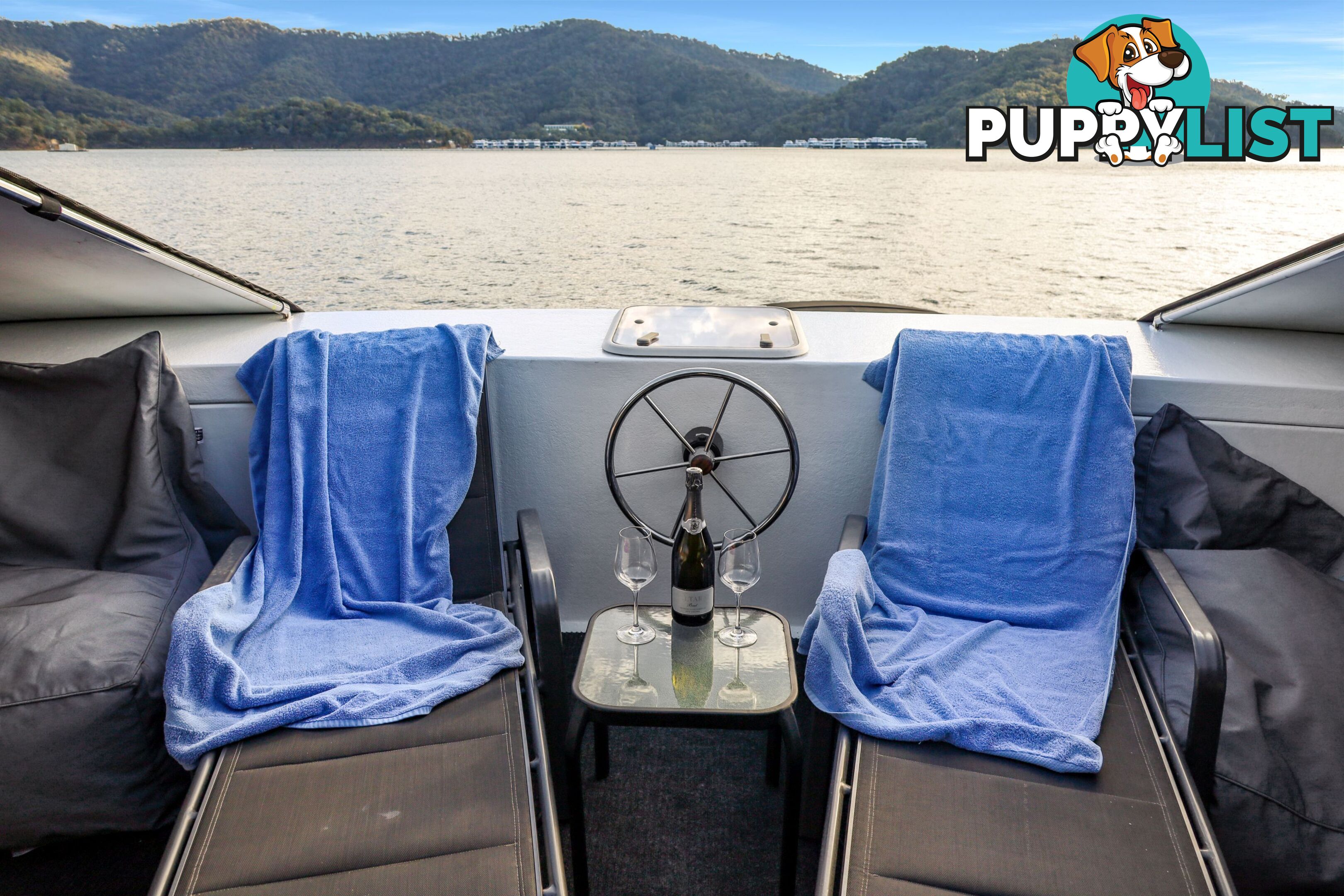 Minshadem Houseboat Holiday Home on Lake Eildon