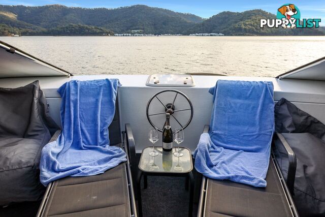 Minshadem Houseboat Holiday Home on Lake Eildon