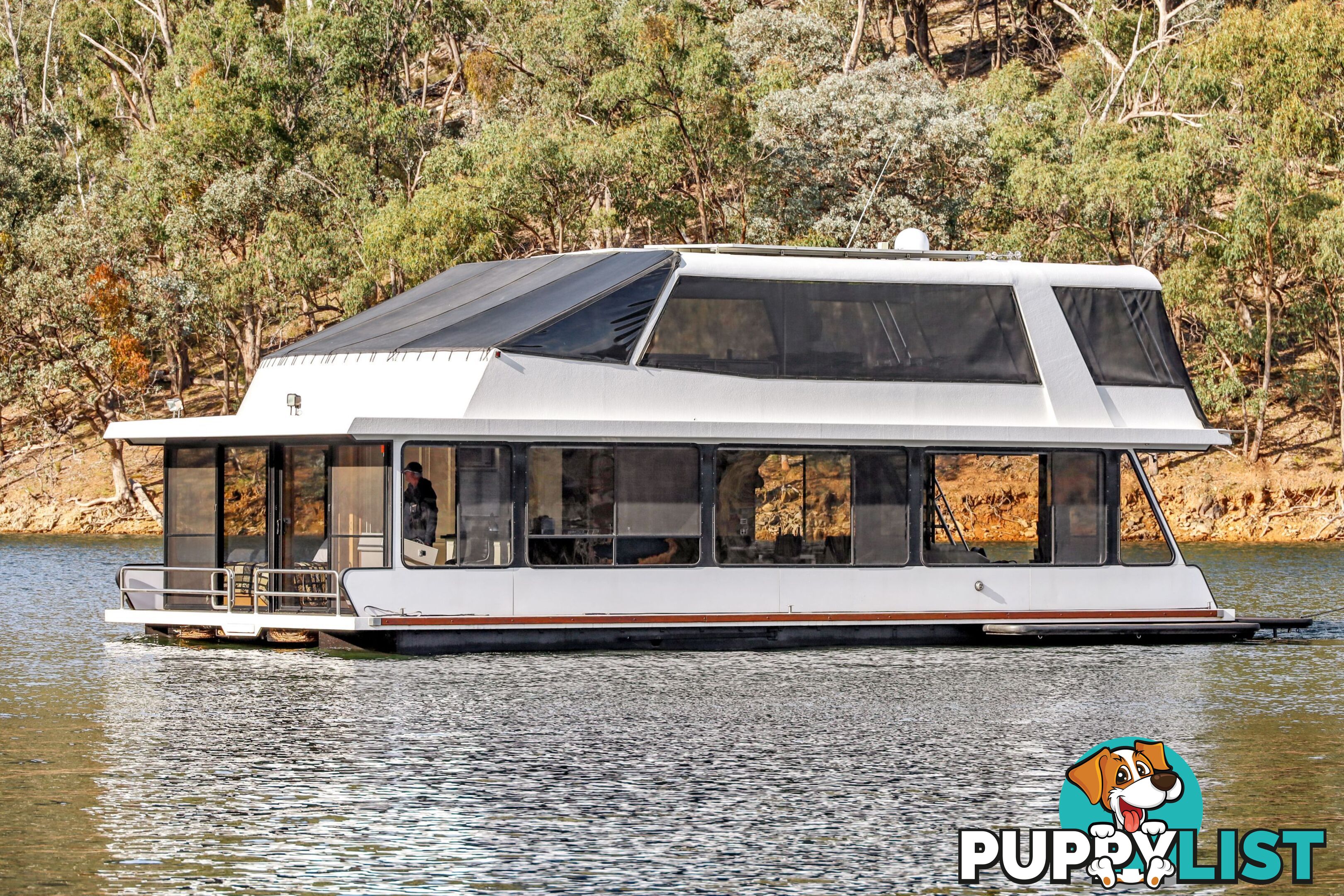 Minshadem Houseboat Holiday Home on Lake Eildon