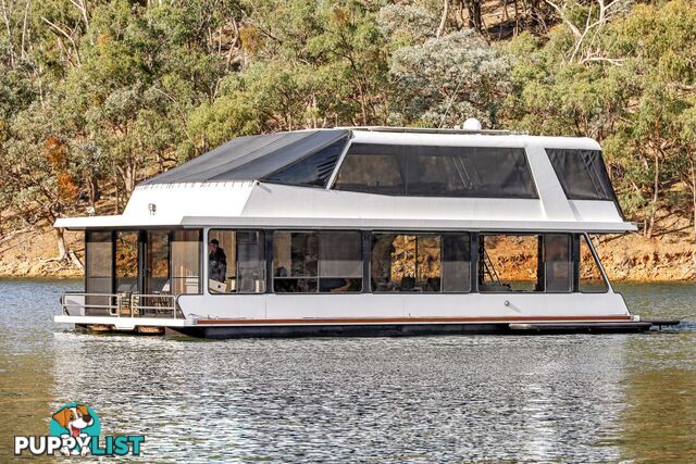 Minshadem Houseboat Holiday Home on Lake Eildon