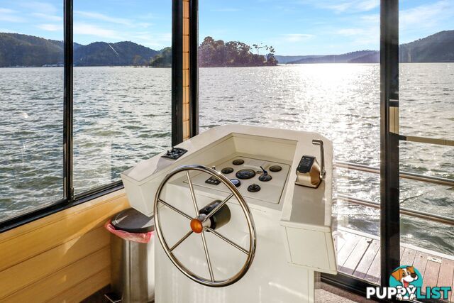 Minshadem Houseboat Holiday Home on Lake Eildon