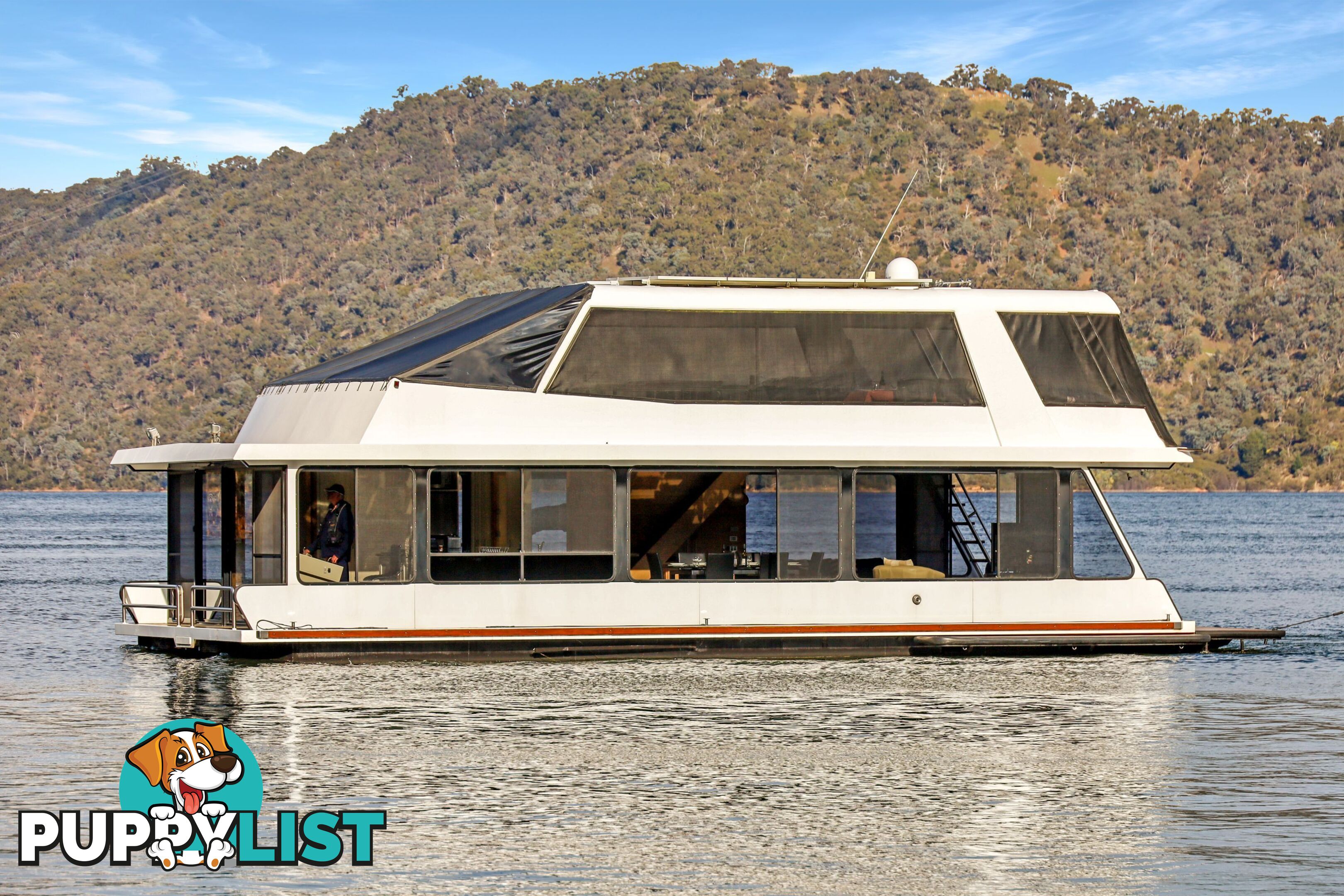 Minshadem Houseboat Holiday Home on Lake Eildon