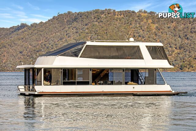 Minshadem Houseboat Holiday Home on Lake Eildon