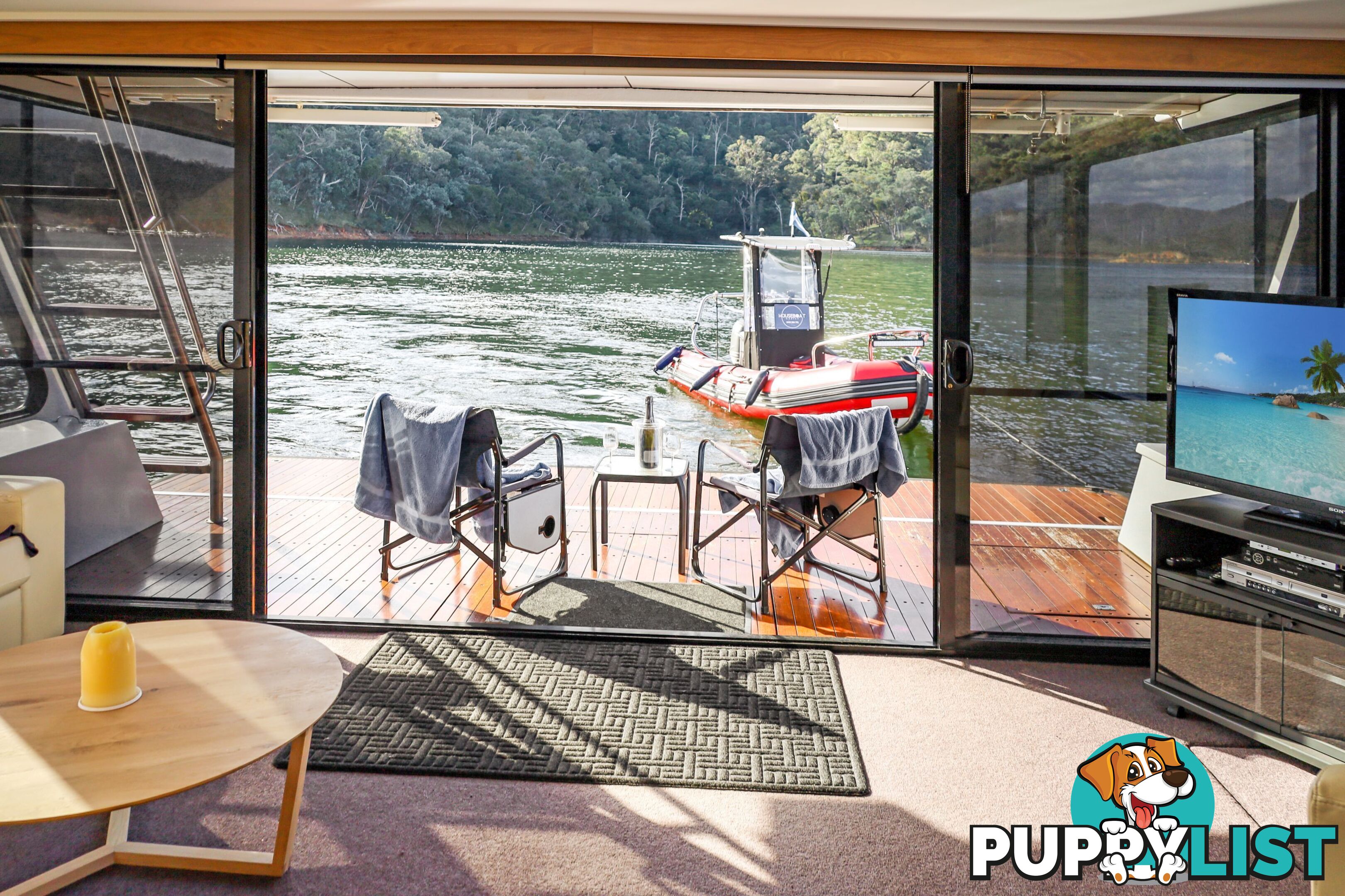 Minshadem Houseboat Holiday Home on Lake Eildon