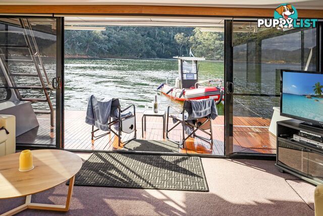 Minshadem Houseboat Holiday Home on Lake Eildon