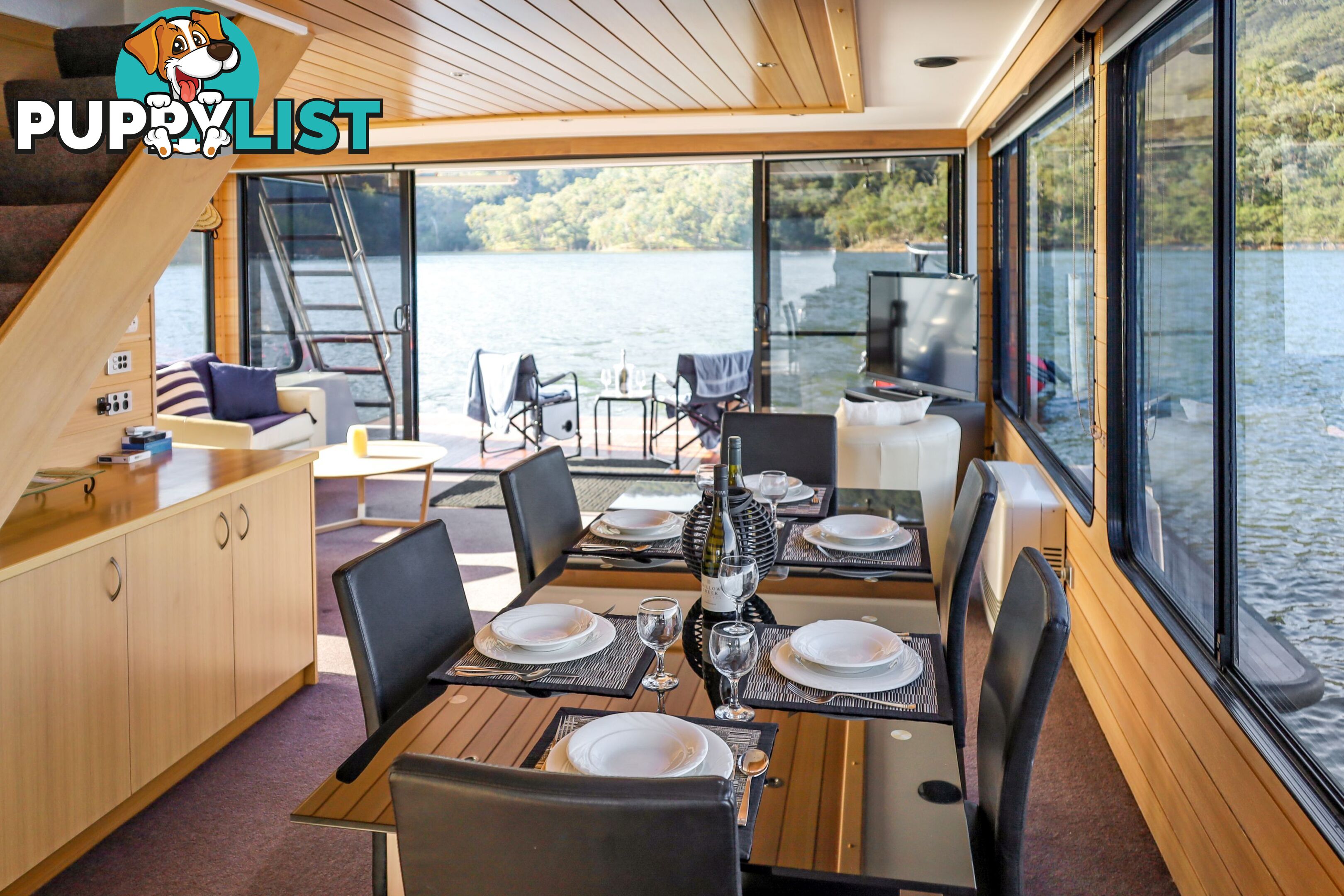 Minshadem Houseboat Holiday Home on Lake Eildon