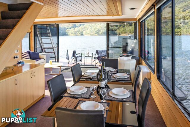 Minshadem Houseboat Holiday Home on Lake Eildon