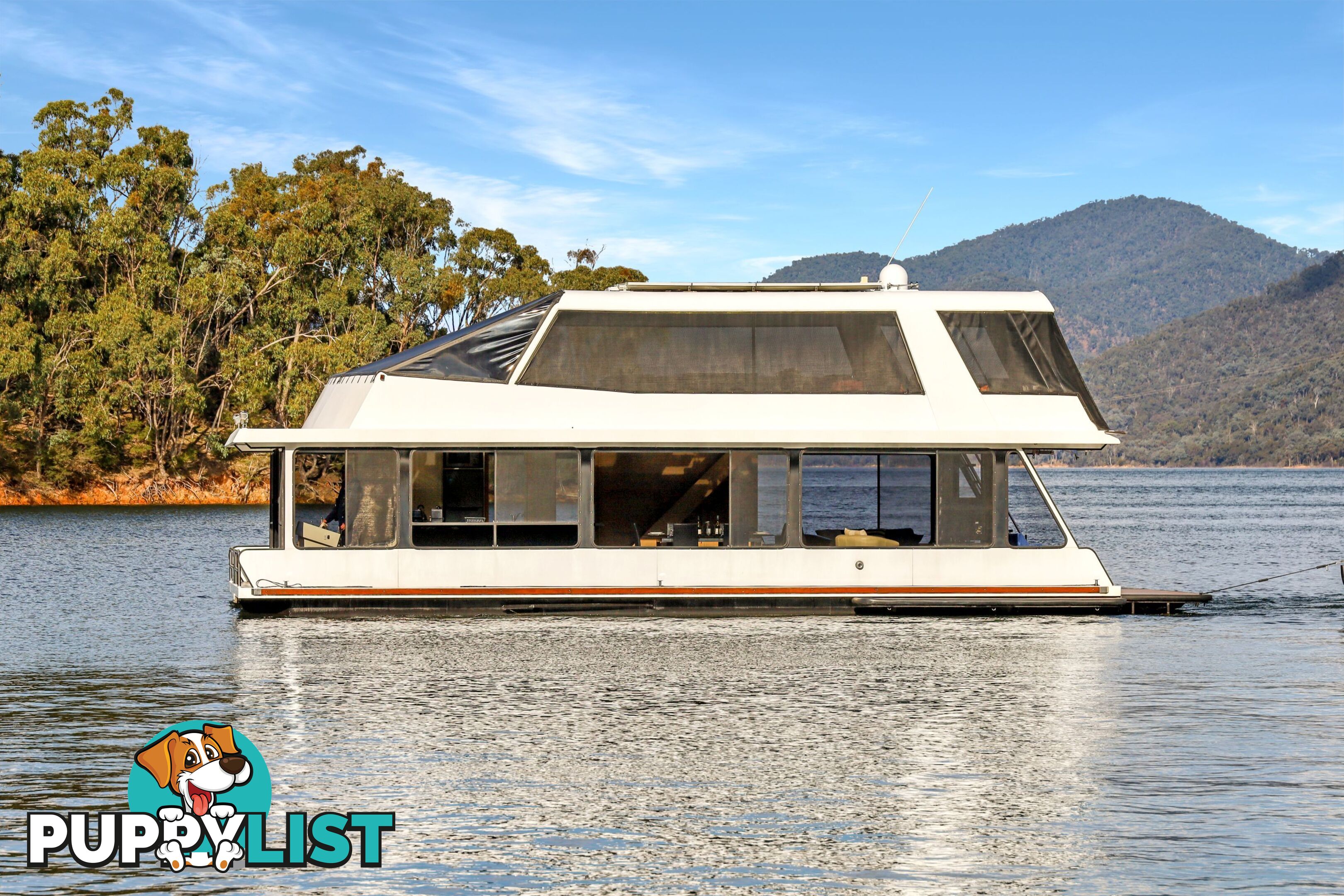 Minshadem Houseboat Holiday Home on Lake Eildon