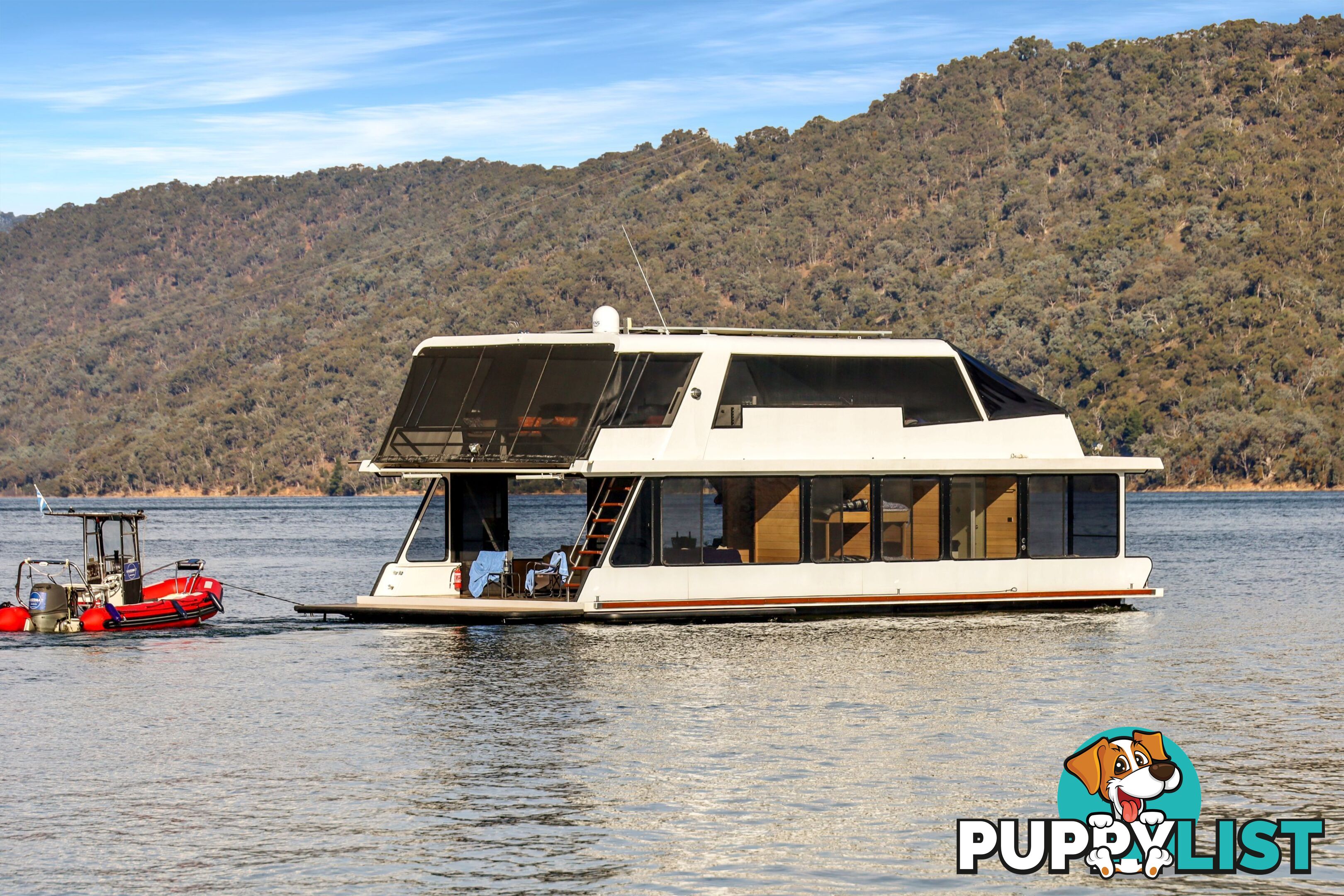 Minshadem Houseboat Holiday Home on Lake Eildon