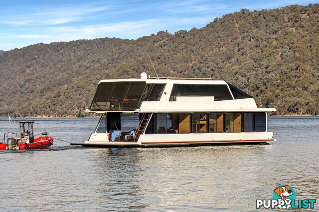 Minshadem Houseboat Holiday Home on Lake Eildon