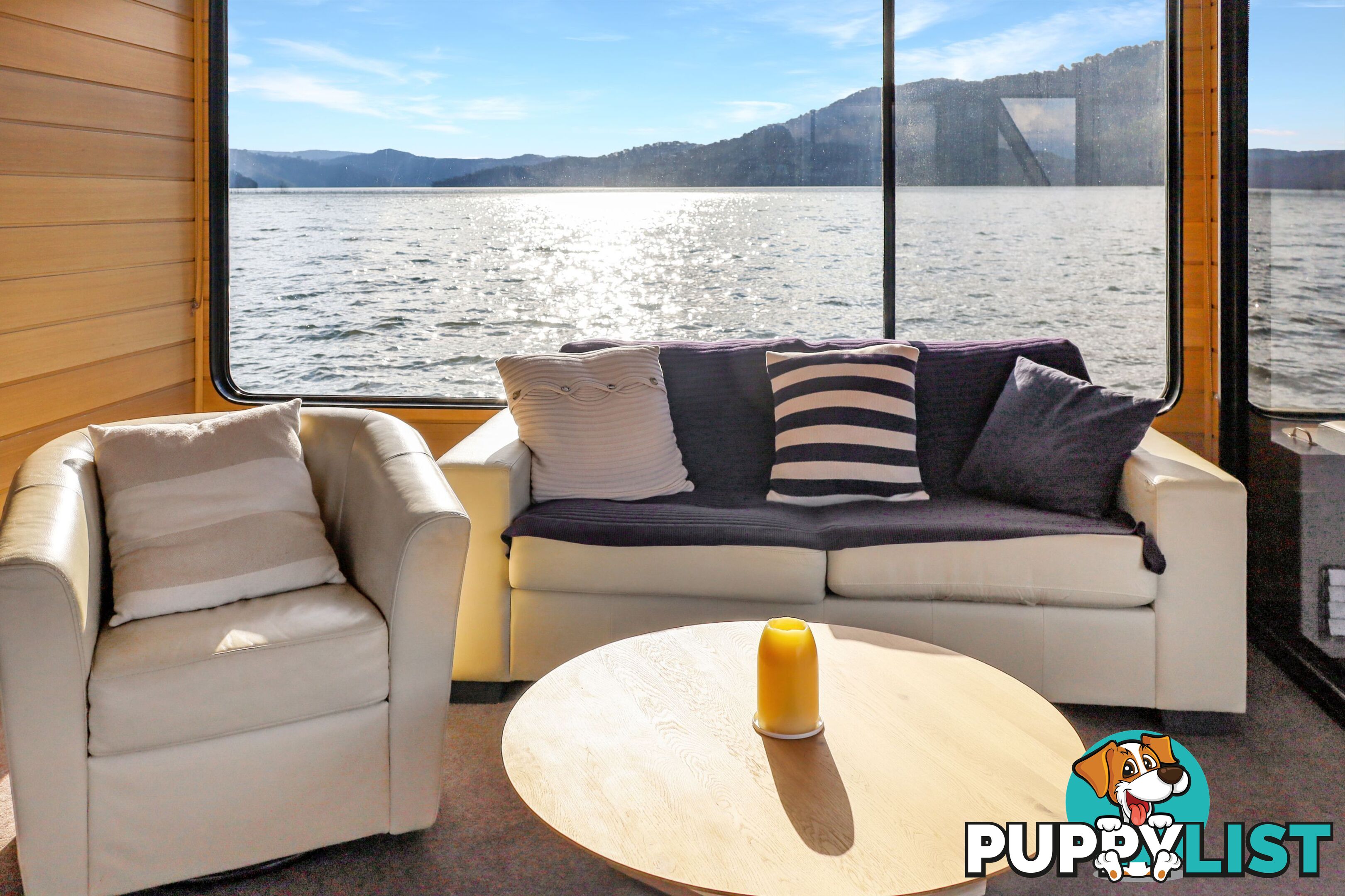 Minshadem Houseboat Holiday Home on Lake Eildon