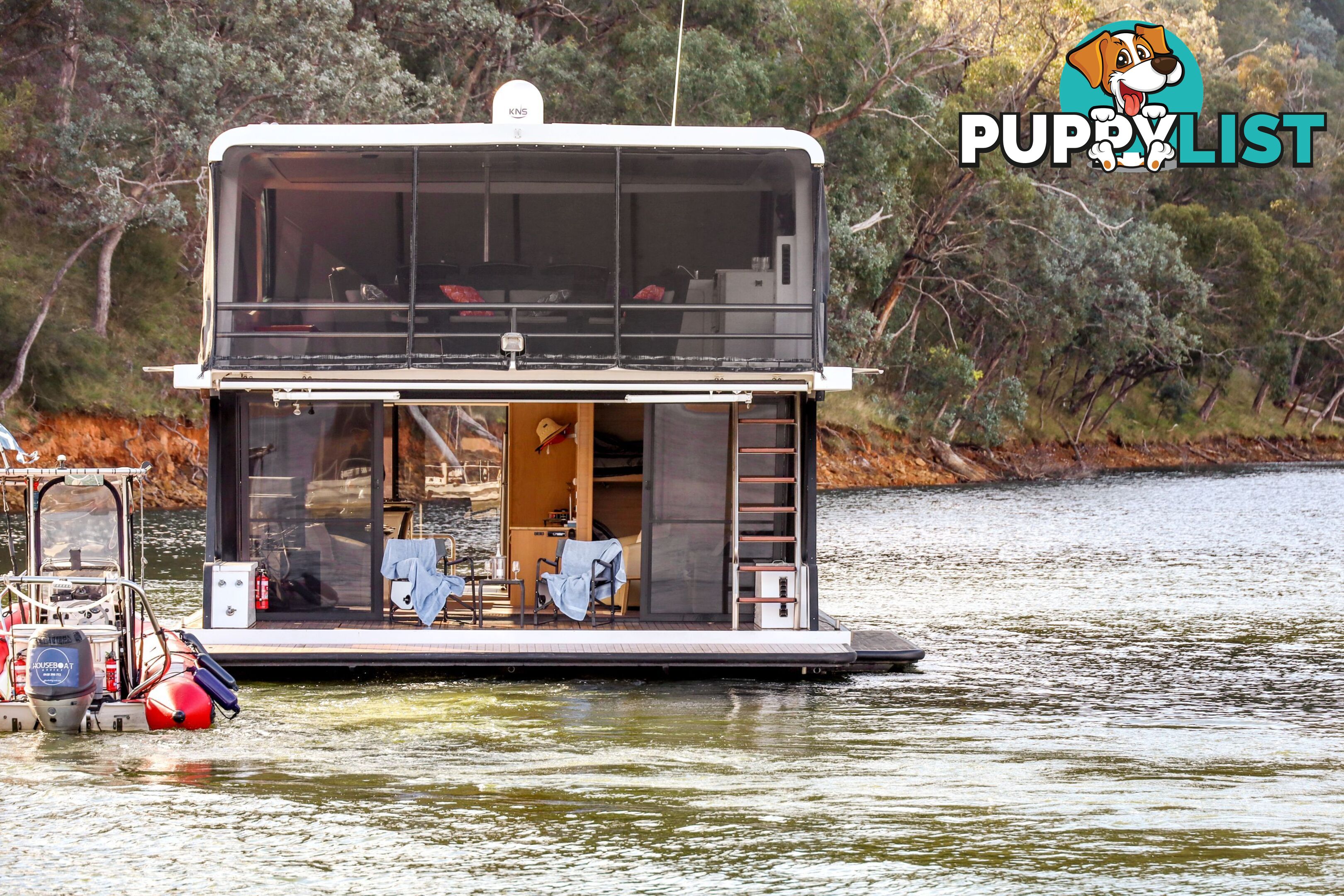 Minshadem Houseboat Holiday Home on Lake Eildon