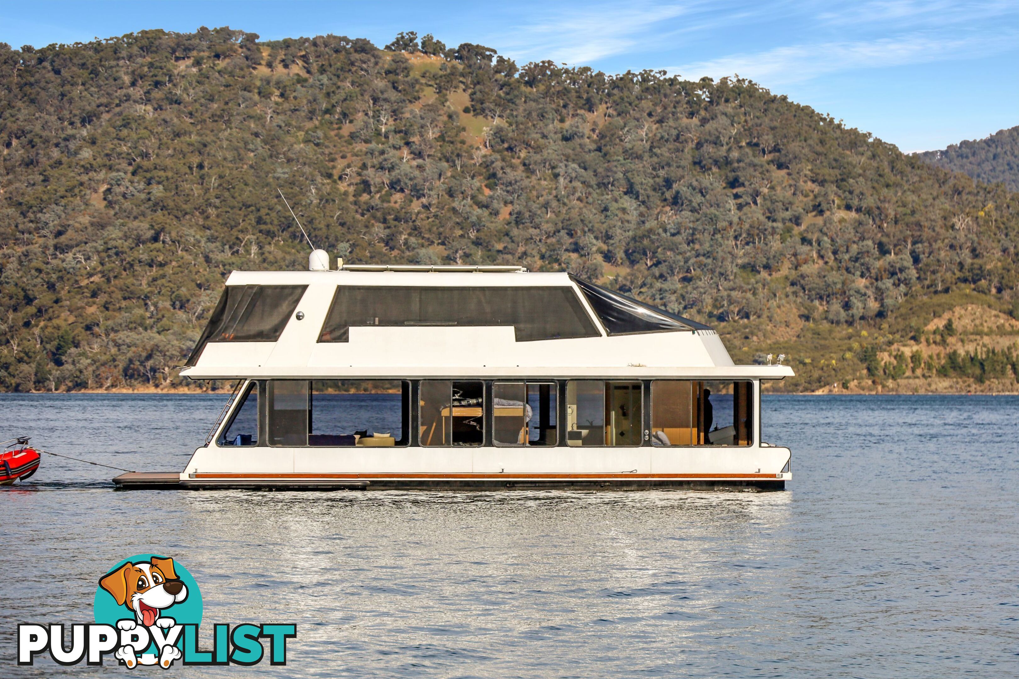 Minshadem Houseboat Holiday Home on Lake Eildon