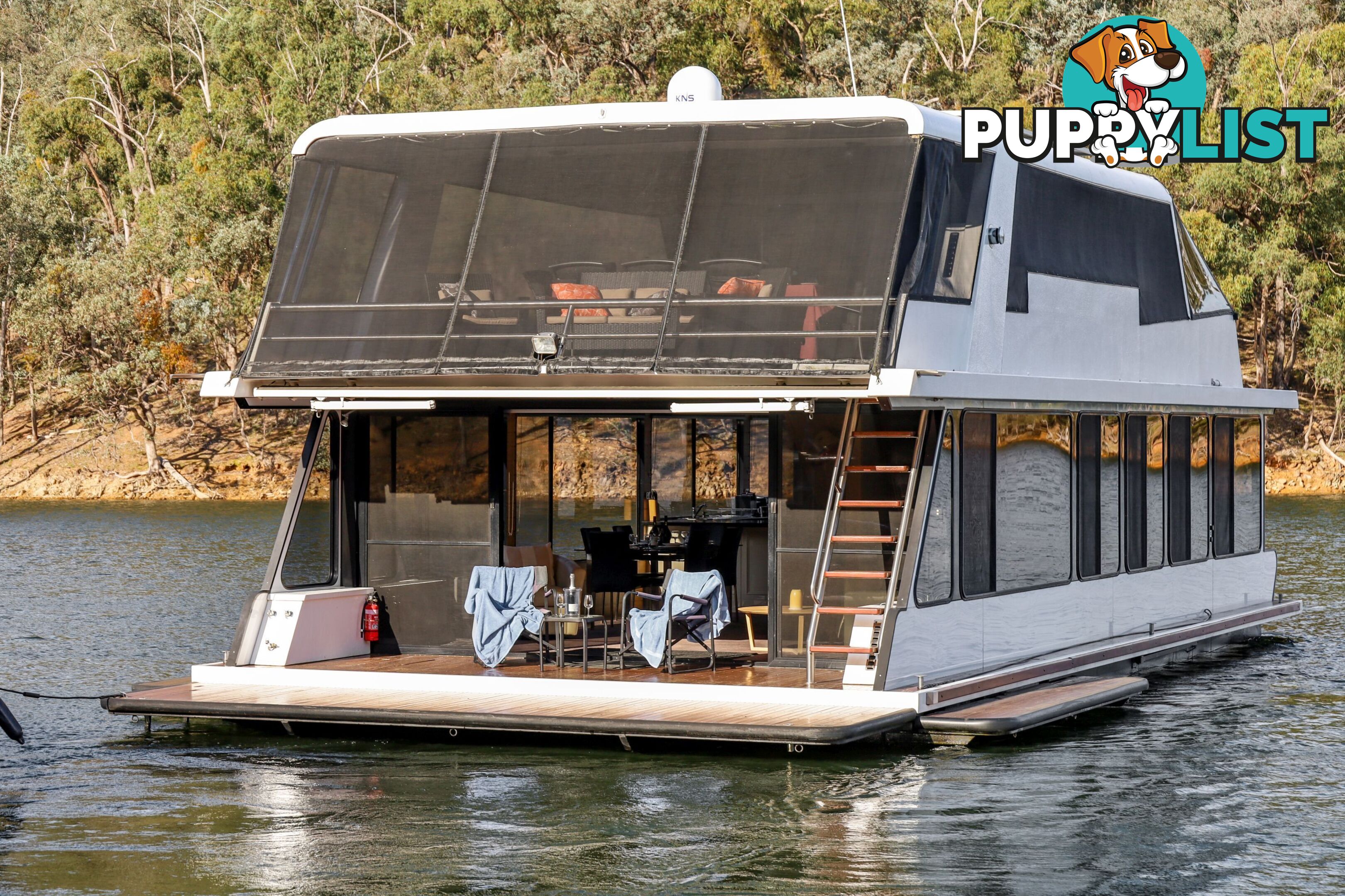 Minshadem Houseboat Holiday Home on Lake Eildon