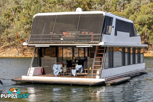 Minshadem Houseboat Holiday Home on Lake Eildon