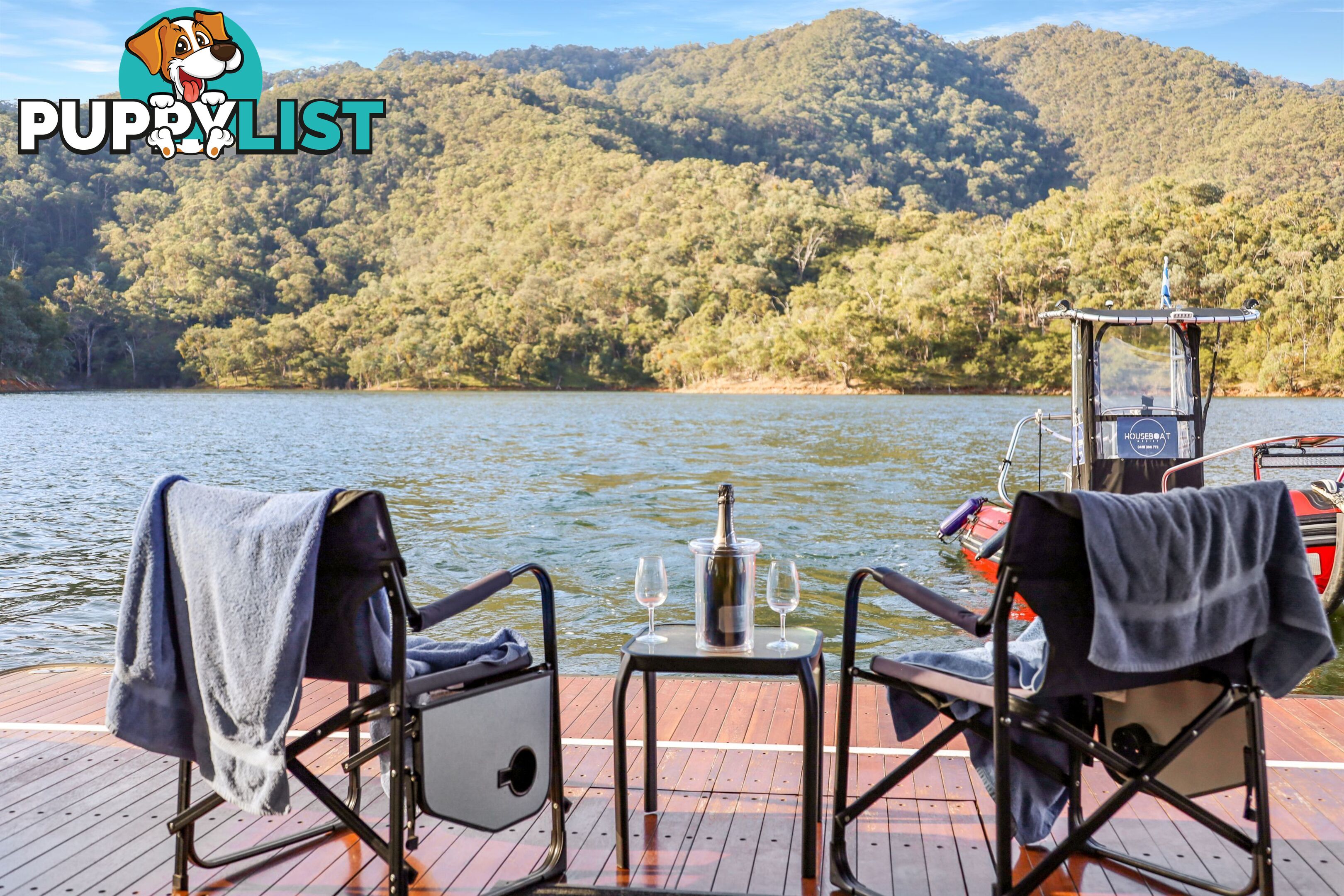 Minshadem Houseboat Holiday Home on Lake Eildon